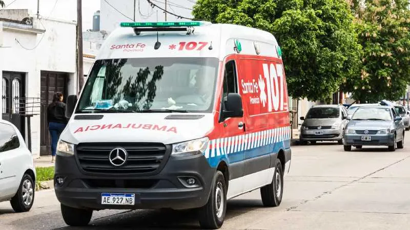 Ilustración de un escenario de tránsito en una calle, representando un accidente vial.