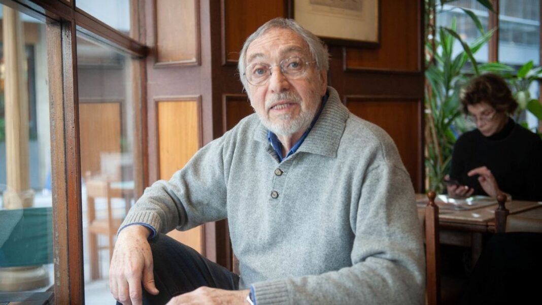 Retrato del actor Luis Brandoni sonriendo.
