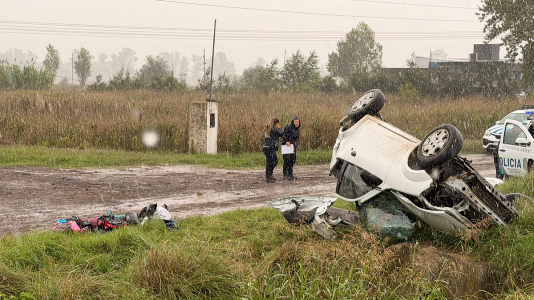 Accidente vial en la ruta 9, cerca de Ramallo, donde volcó un automóvil.