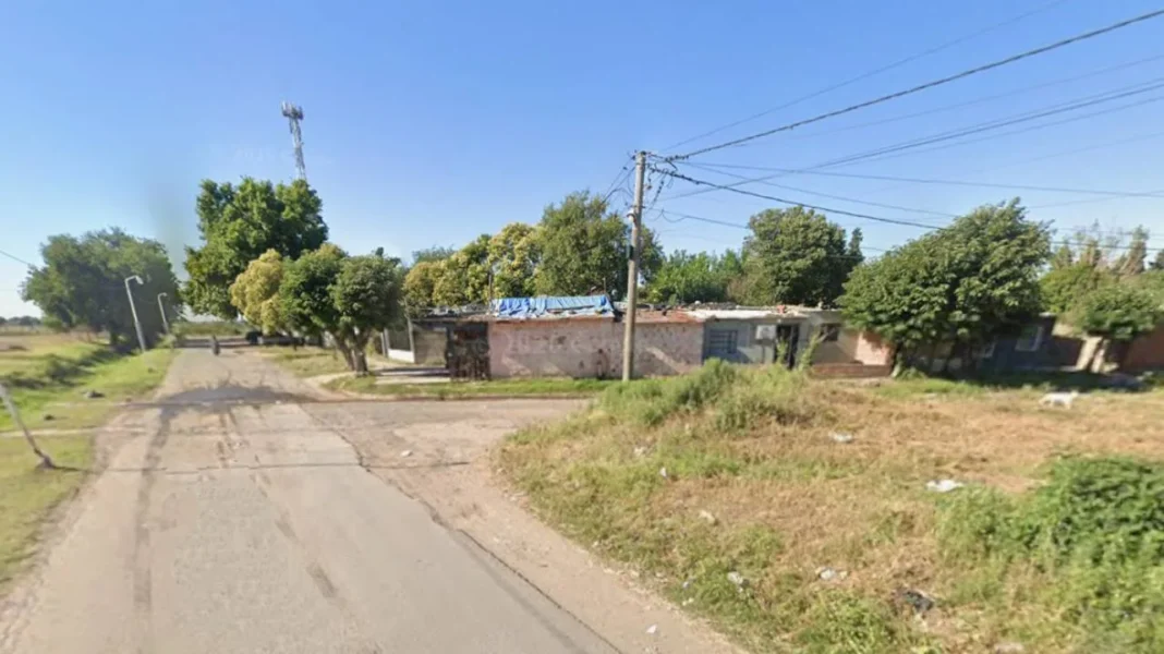 Ilustración de una calle residencial con símbolos de justicia, representando el hecho en Fray Luis Beltrán, Santa Fe.