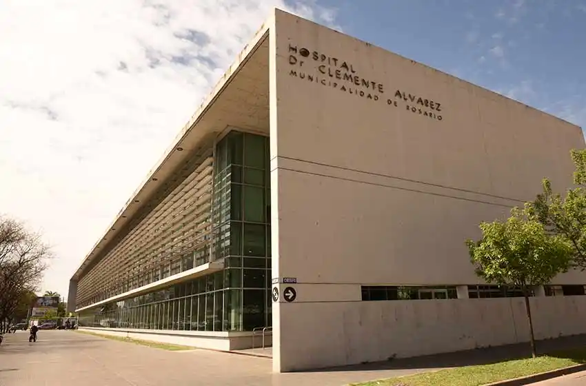 Ambulancia del Sies frente al Hospital de Emergencias Clemente Álvarez en Rosario