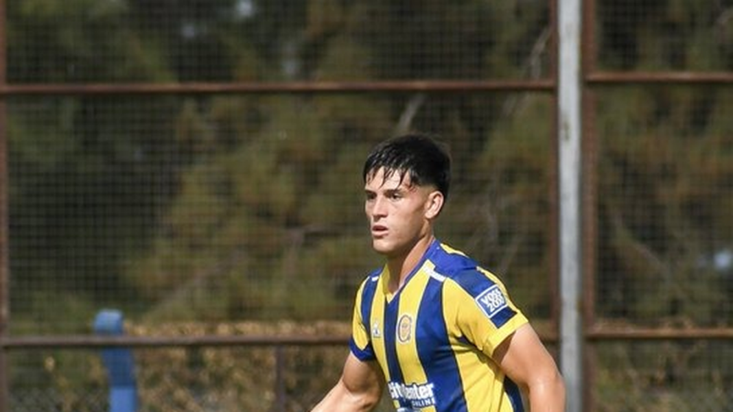 Franco Castorani, defensor de Rosario Central, en acción durante un partido de reserva.