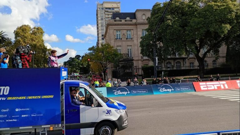 Franco Colapinto saludando a la multitud durante el road show en Palermo