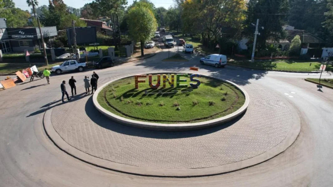 Vista aérea de una calle pavimentada y una plaza en la ciudad de Funes, provincia de Santa Fe.