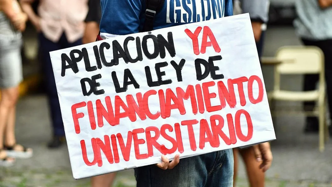Manifestación de docentes y estudiantes universitarios en defensa de la educación pública.