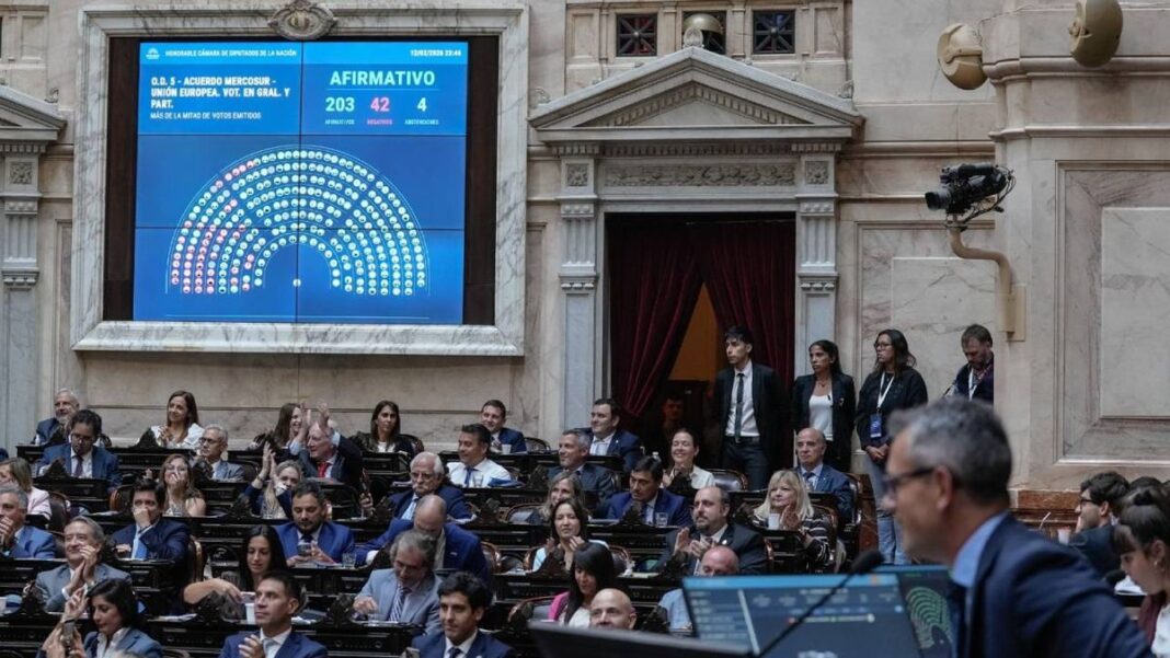 Símbolo de salud mental y balance sobre un fondo azul claro.