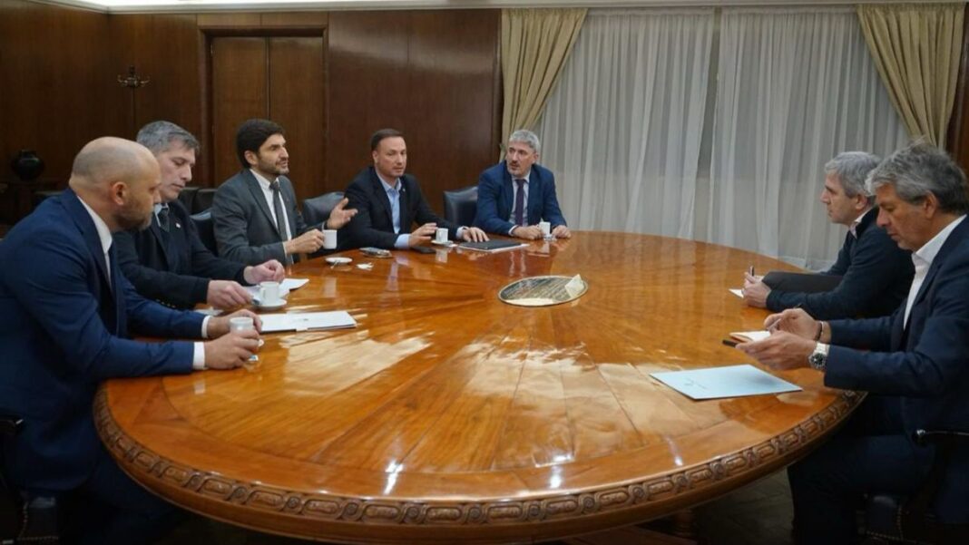 Gobernador Pullaro y ministro Caputo en anuncio sobre infraestructura vial