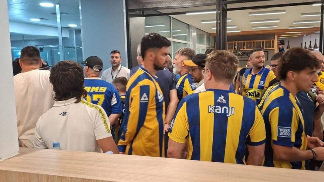 Hinchas de Rosario Central en el Aeropuerto Internacional de Rosario, a la espera de su vuelo a Paraguay.