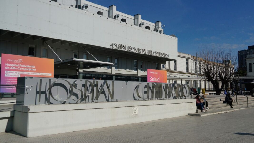 Equipo médico del Hospital Centenario de Santa Fe en una sala de hemodinamia