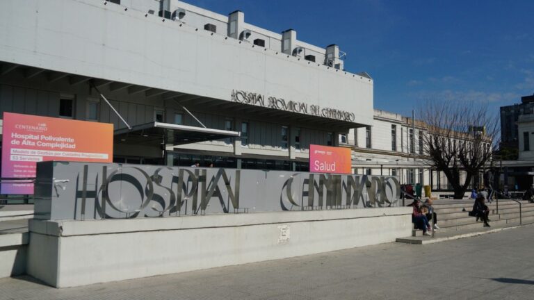 Equipo médico del Hospital Centenario de Santa Fe en una sala de hemodinamia