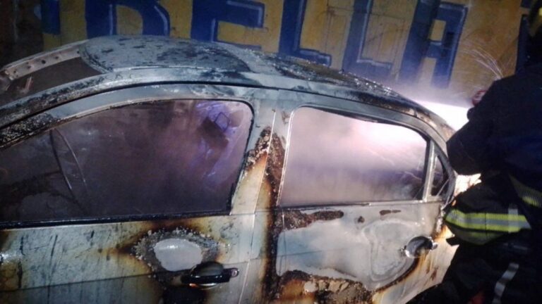 Operativo de Bomberos Voluntarios en el lugar del incendio de un automóvil en Rosario.