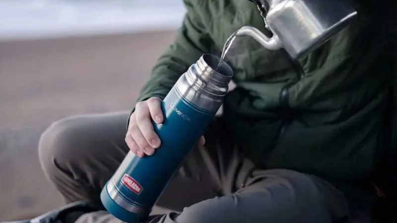 Gráfico ilustrativo de importaciones y una fábrica en Argentina