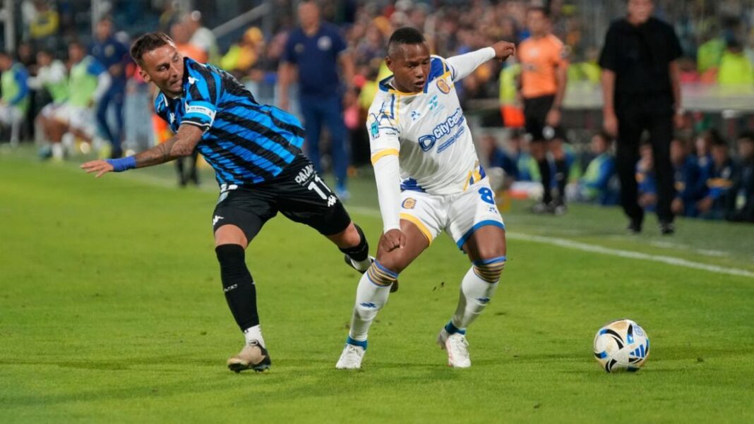 Jaminton Campaz de Rosario Central en acción durante el partido contra Atlético Tucumán.