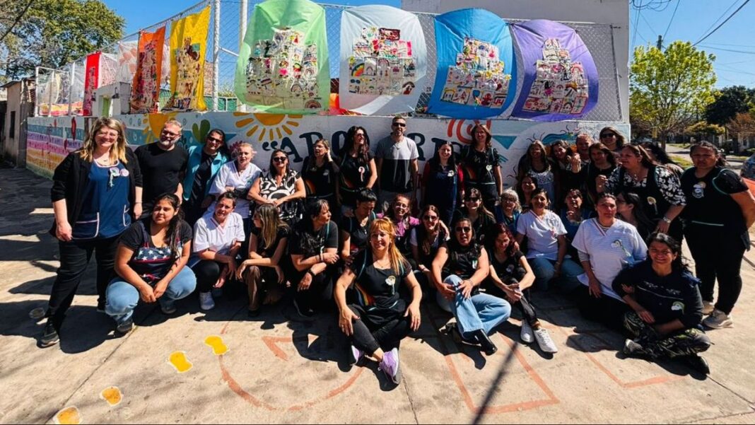 Acto de celebración del 50 aniversario del Jardín Arco Iris en la calle, frente a su sede fundacional en Rosario.