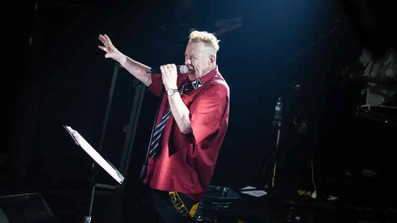 John Lydon cantando en el escenario con Public Image Limited durante su concierto en La Sala de las Artes de Rosario.
