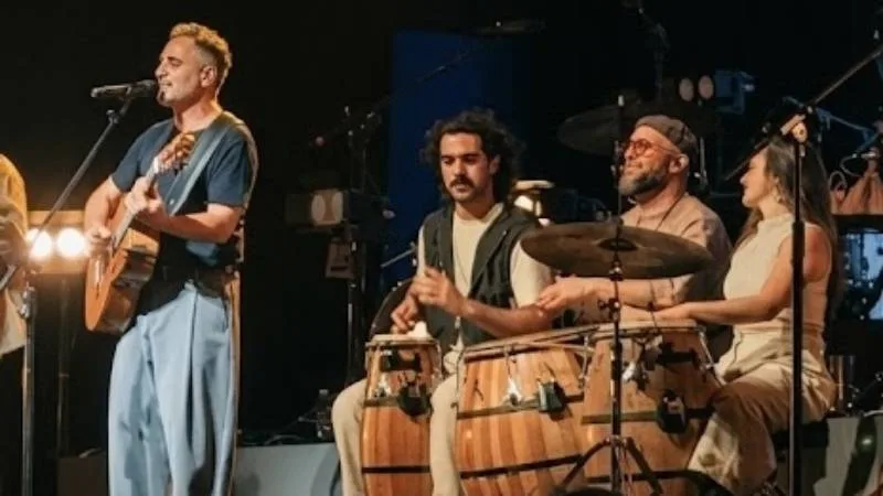 Jorge Drexler durante su presentación en el escenario del Bioceres Arena en Rosario.