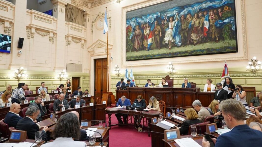 Sesión de la Cámara de Diputados de Santa Fe con legisladores debatiendo el acuerdo previsional