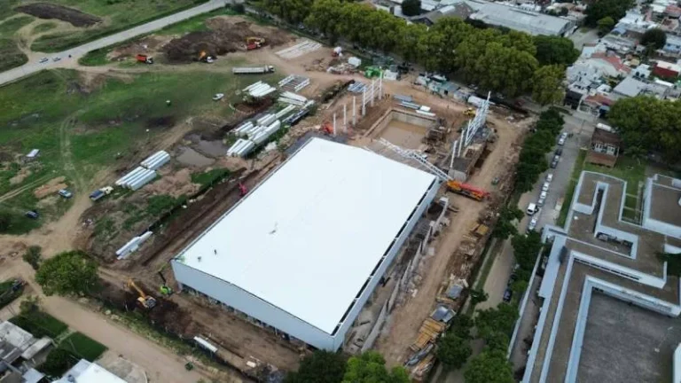 Vista de la construcción del Centro Acuático Provincial en Rosario, con paneles estructurales y pileta de nado en instalación
