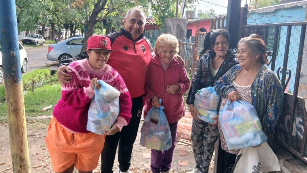 Julio 'Negro' Zamora, exfutbolista de Newell's, participando en una campaña solidaria.
