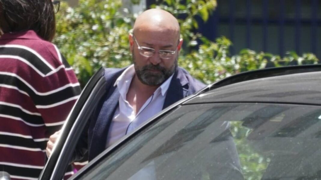 Símbolo de la Justicia frente a un edificio de tribunales federales.