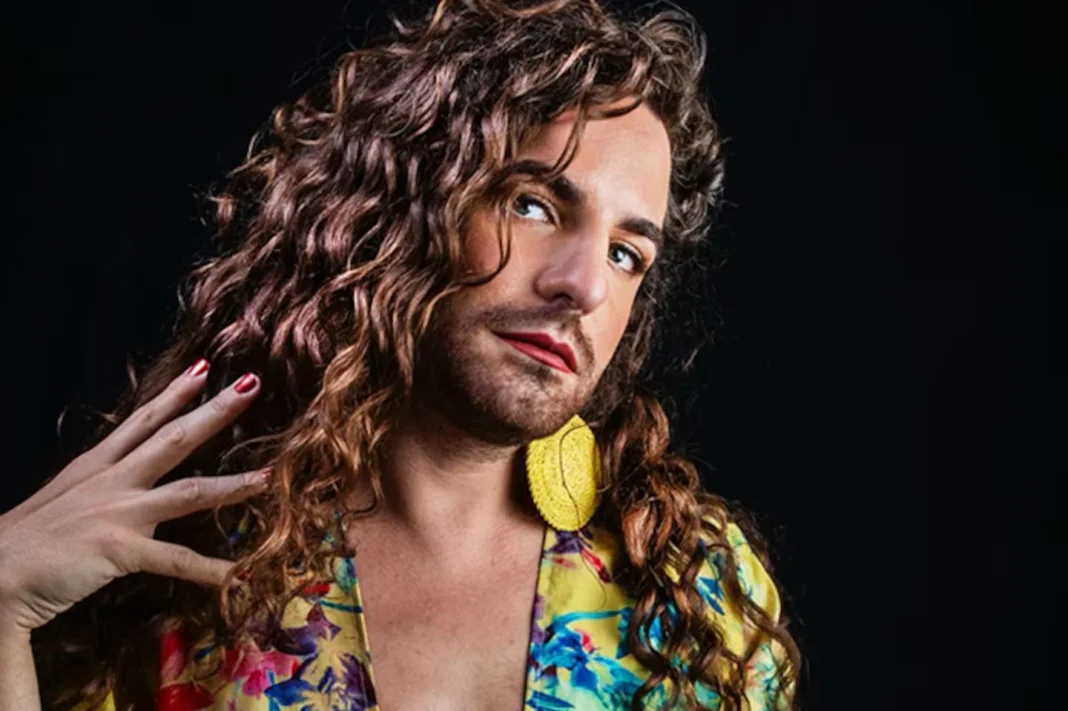 La Ferni, cantante, en el escenario durante una presentación.