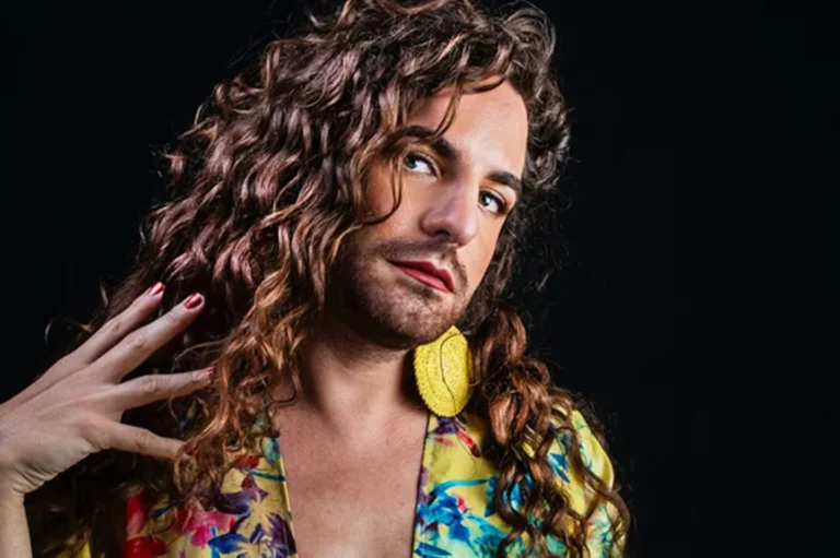 La Ferni, cantante, en el escenario durante una presentación.