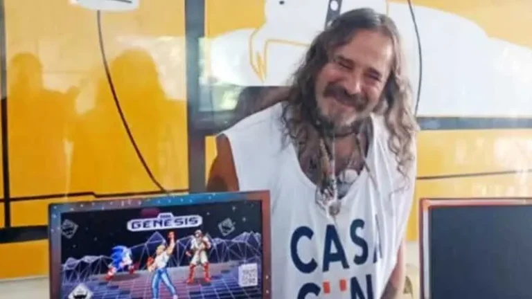 Gabriel "Tete" Iglesias, bajista de La Renga, en el Hospital Pedro de Elizalde durante la entrega de consolas.