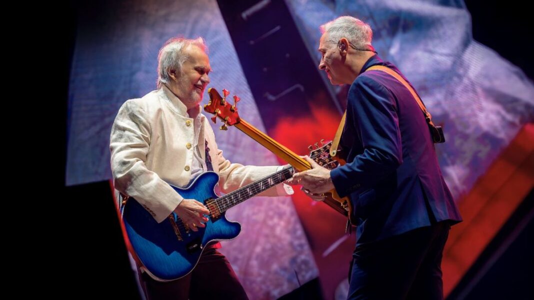 David Lebón y Pedro Aznar en el escenario durante un concierto.