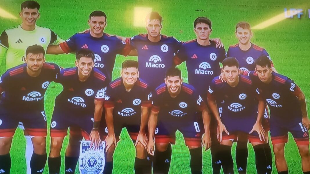 Jugadores de Leones FC celebran un gol durante el partido contra Cambaceres en la Primera C.