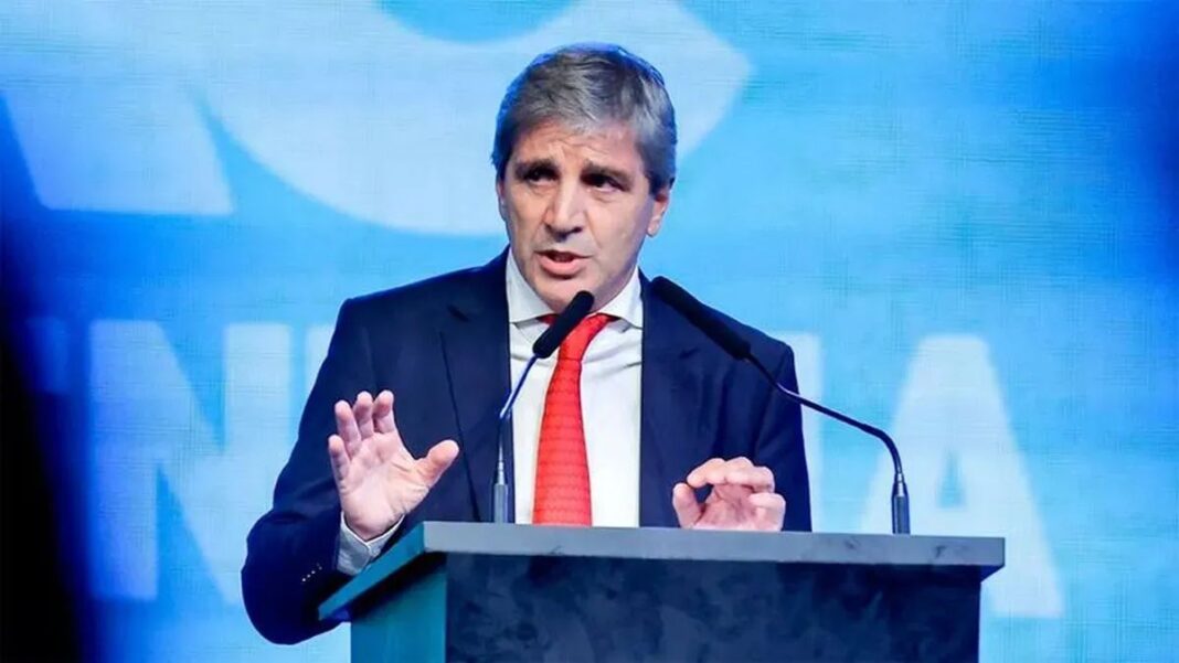 El ministro de Economía Luis Caputo durante su exposición en la Bolsa de Comercio de Rosario.