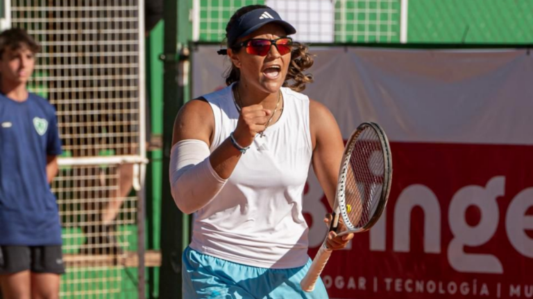 Luisina Giovannini, tenista de la Federación Santafesina, celebra su título en el torneo W35 de Junín.