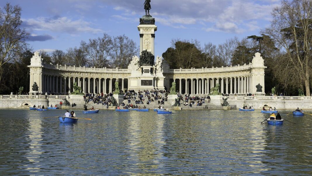 Vista aérea de parques y zonas peatonales en el centro de Madrid, con ciclistas y peatones.