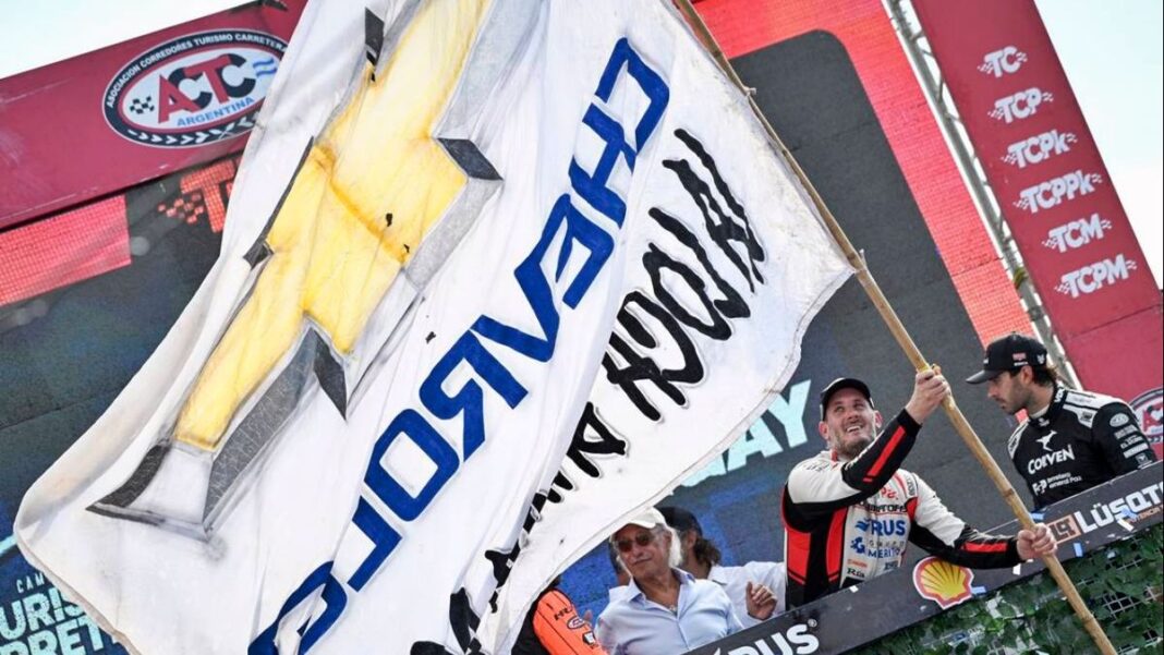 Santiago Mangoni celebra su victoria en el Turismo Carretera en el autódromo de Concepción del Uruguay.