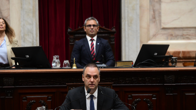 Manuel Adorni durante su informe de gestión en la Cámara de Diputados