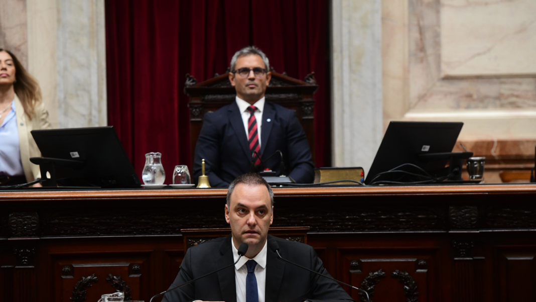 Manuel Adorni hablando en el recinto de Diputados durante su informe de gestión