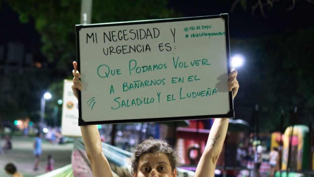 Participantes realizando un mapeo colaborativo en un espacio verde, representando el trabajo sobre el arroyo Ludueña.