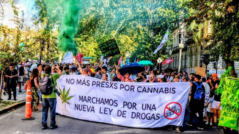 Concentración de la Marcha Mundial por la Marihuana en Rosario con personas sosteniendo carteles y banderas