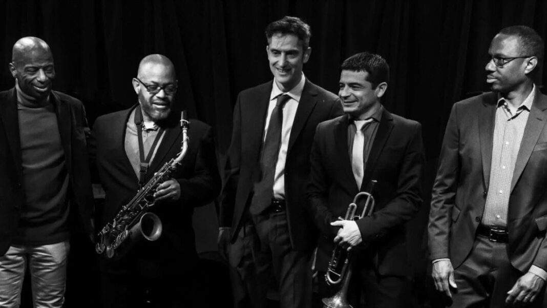 Mariano Loiácono tocando la trompeta en el Complejo Cultural Atlas de Rosario