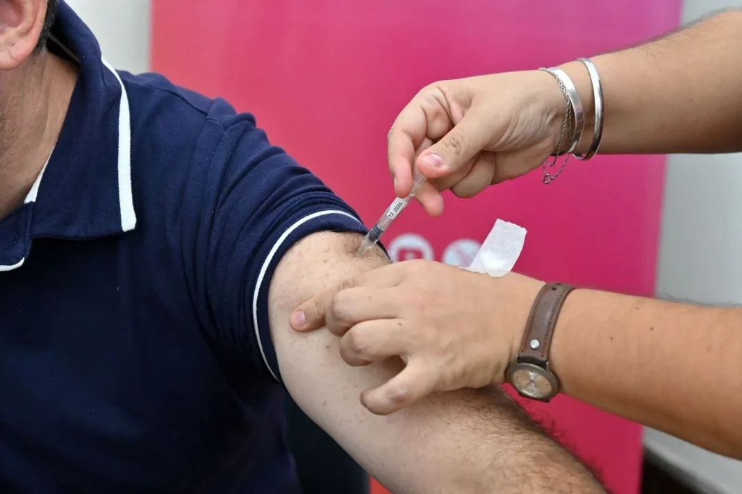 Persona recibiendo la vacuna contra la gripe en un centro de salud de Santa Fe