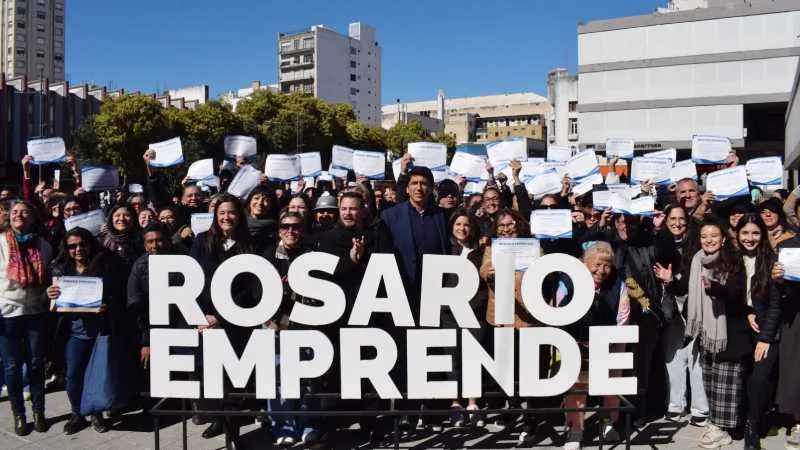 Emprendedores recibiendo certificados en la Plaza Montenegro durante el cierre de Rosario Emprende