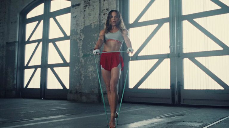 Melanie C, conocida como Mel C o Sporty Spice, en una foto promocional de su nuevo sencillo Sweat