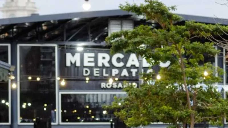 Público disfrutando del Mercadillo en el Mercado del Patio de Rosario, con puestos de feria y ambiente festivo.