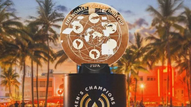Estadio de Miami con banderas de la FIFA y la Copa de Campeonas femenina