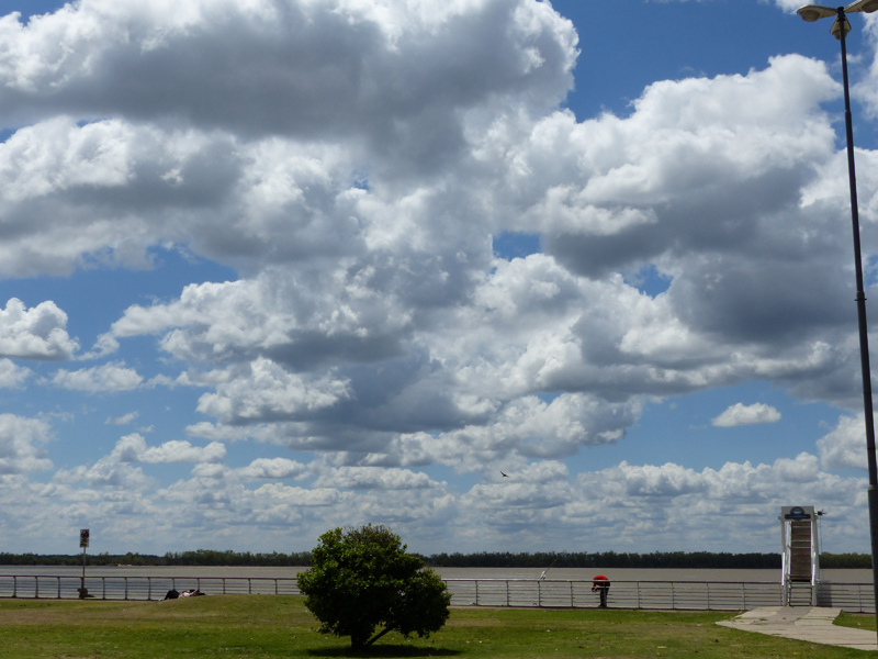 Vista de la ciudad de Santa Fe con cielo nublado y sol