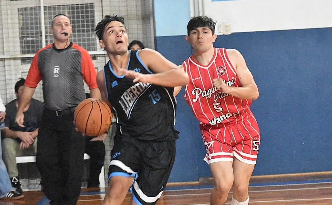 Partido de básquet rosarino con jugadores en acción