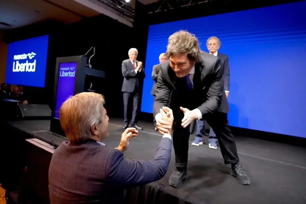 Presidente Javier Milei hablando en la cena de la Fundación Libertad en Parque Norte