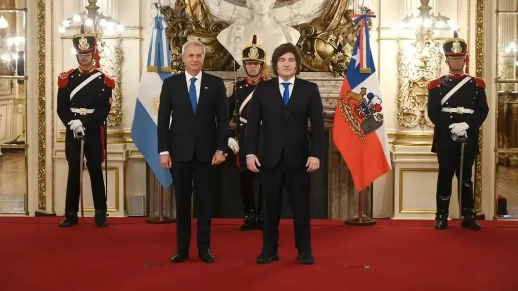 Los presidentes Javier Milei y José Antonio Kast se saludan en el Salón Blanco de la Casa Rosada.