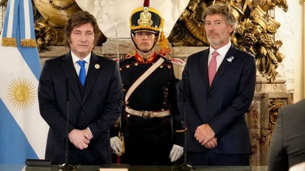 Fotografía de los edificios de tribunales en Comodoro Py y una imagen de instalaciones petroleras en Vaca Muerta.