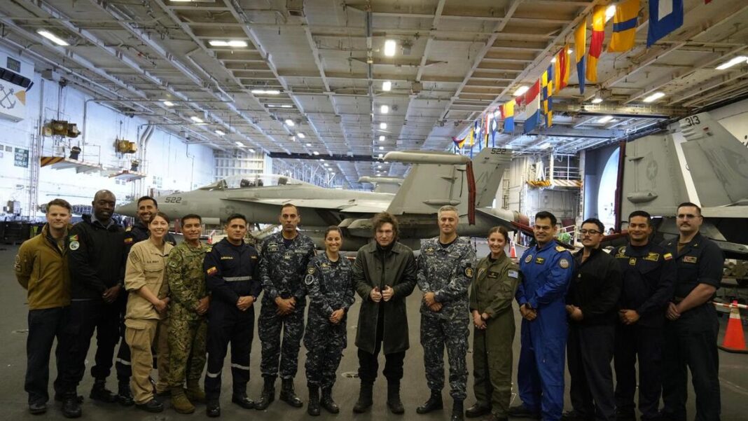 Presidente Javier Milei en la cubierta del portaaviones USS Nimitz durante ejercicios navales Passex en Mar del Plata