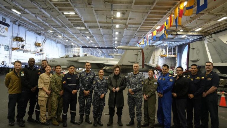 Presidente Javier Milei en la cubierta del portaaviones USS Nimitz durante ejercicios navales Passex en Mar del Plata